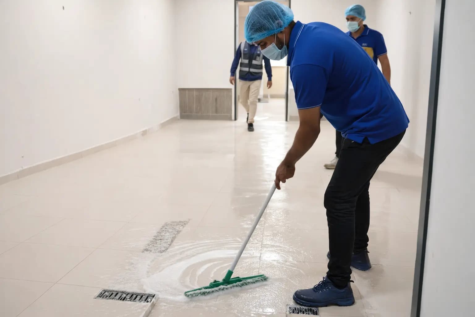 مساحة استقبال داخل فيلا بعد التنظيف